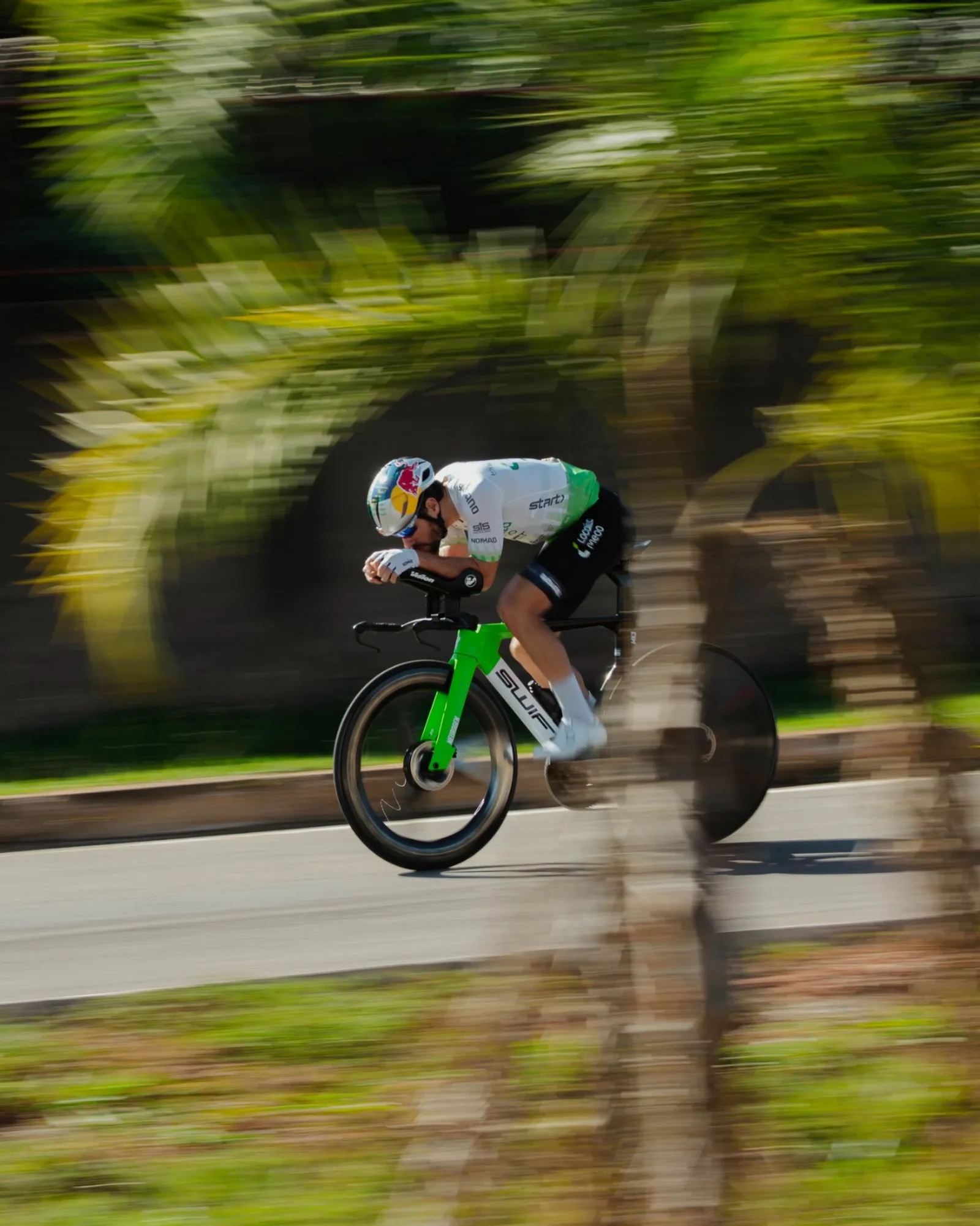 The green Neurogen MK3 at full speed, long-lens pan